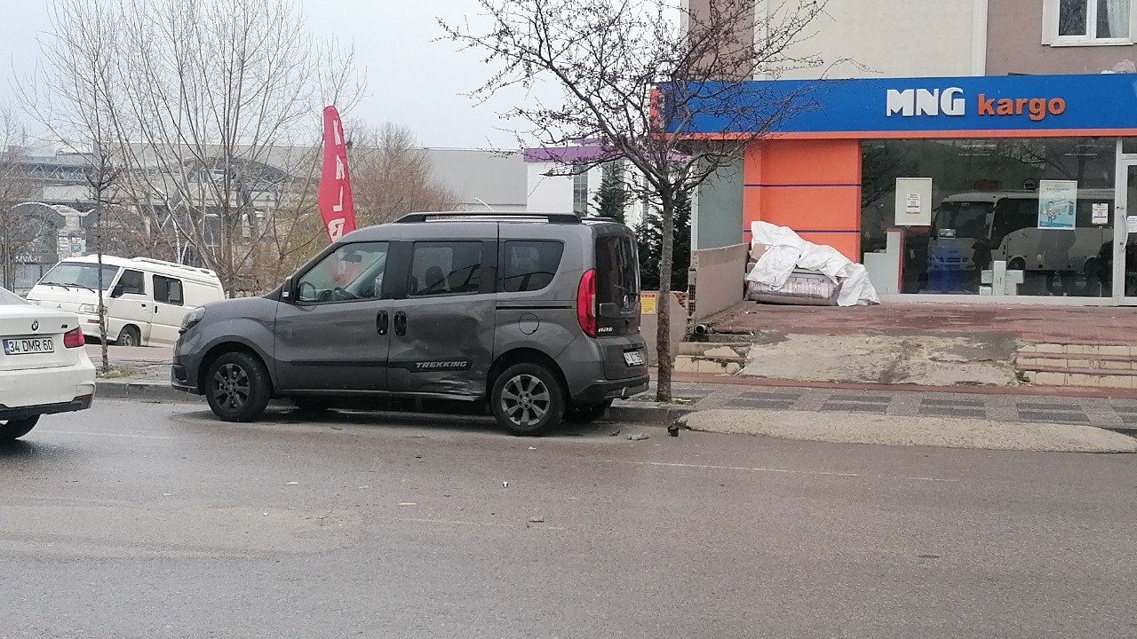 Gebze’de otomobil ile hafif ticari araç çarpıştı: 1 yaralı