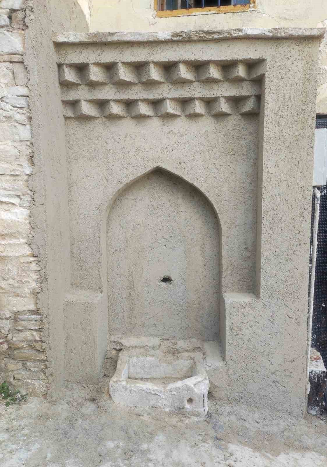 Kuşadası’nda tarihi çeşmelerin yeni yüzleri belirmeye başladı