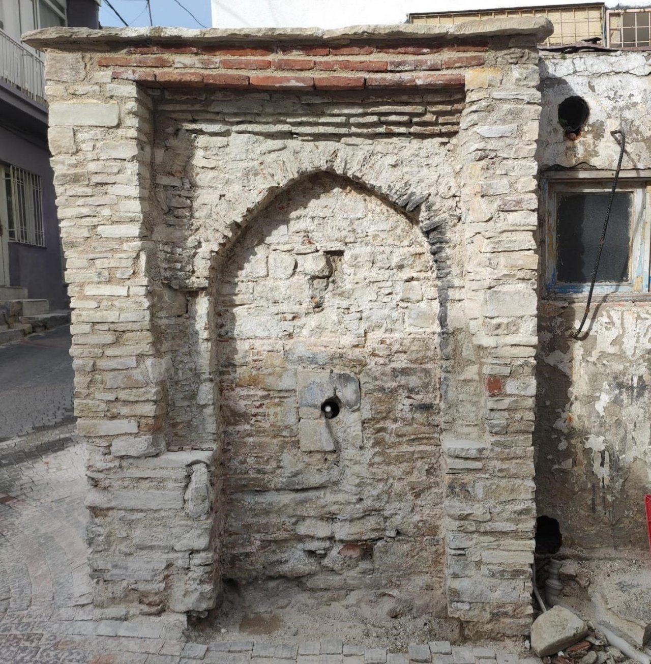 Kuşadası’nda tarihi çeşmelerin yeni yüzleri belirmeye başladı