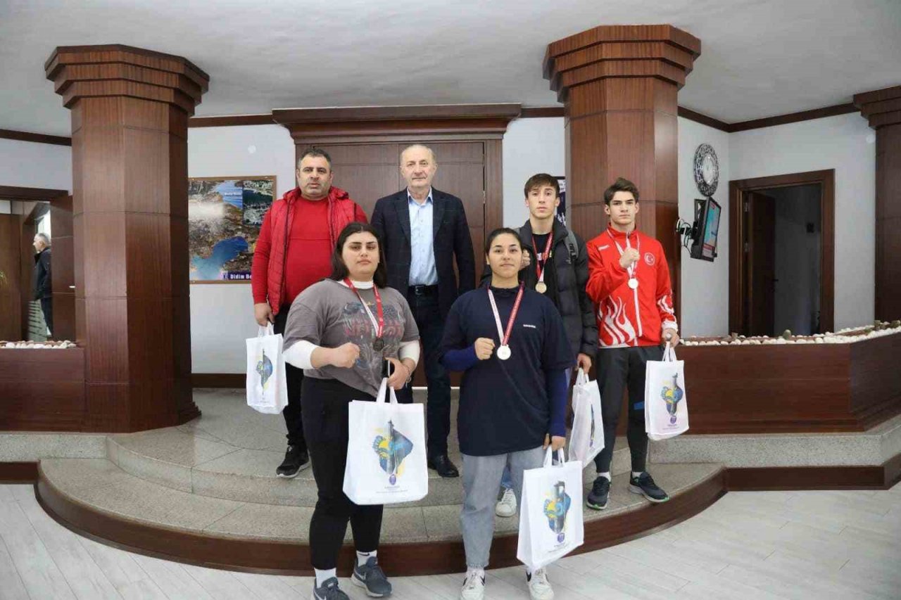 Madalyalı boksörler başarılarını Başkan Atabay ile paylaştı