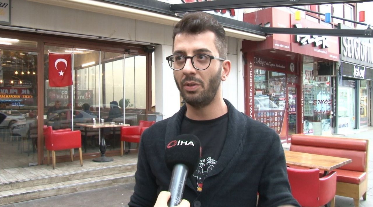 Büfe dolabındaki içecekleri poşetine dolduran hırsız kamerada