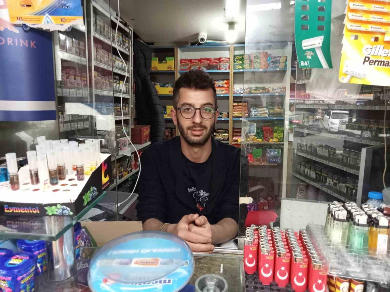 Büfe dolabındaki içecekleri poşetine dolduran hırsız kamerada