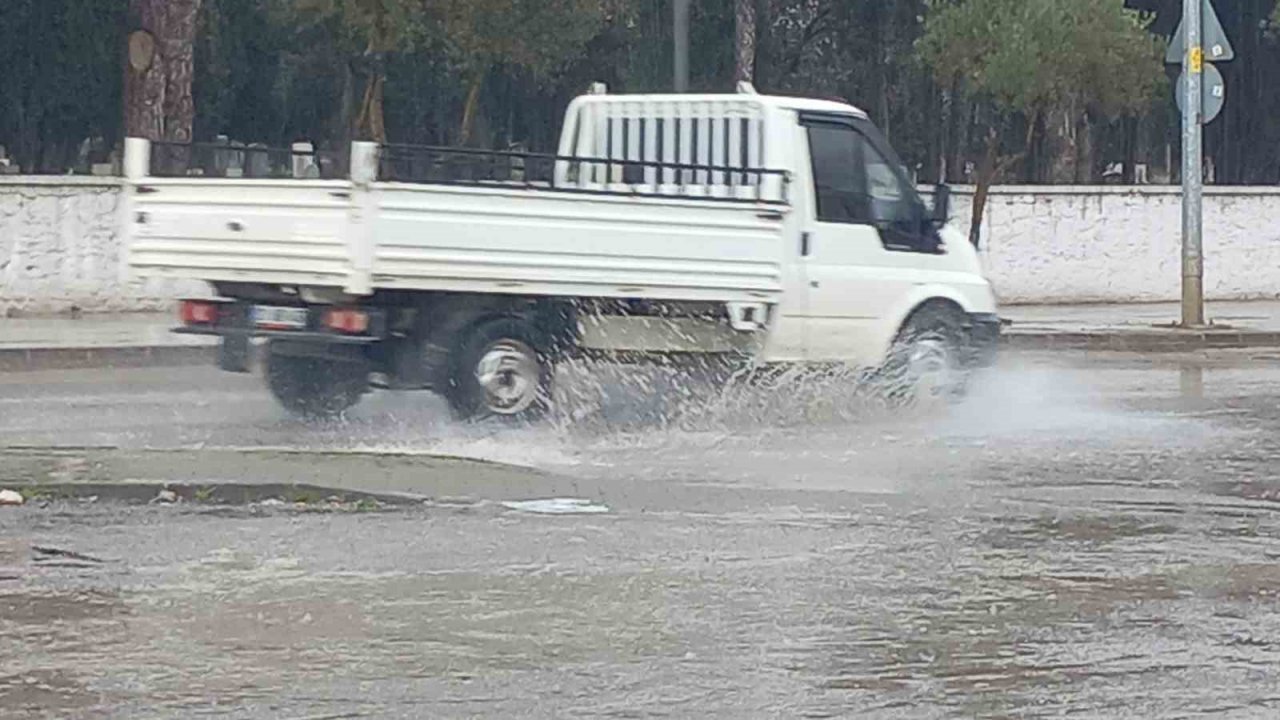 Muğla’da sağanak yağış etkili oluyor