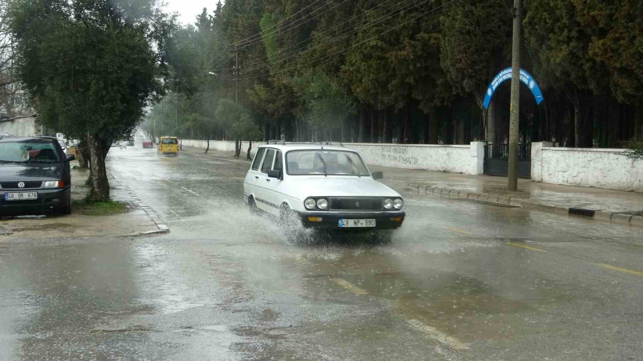 Muğla’da sağanak yağış etkili oluyor