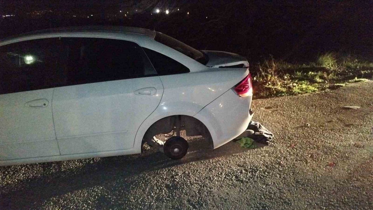 Bursa’da lastik tamiri için kenara çekilen araca, otomobil çarptı: 1 yaralı