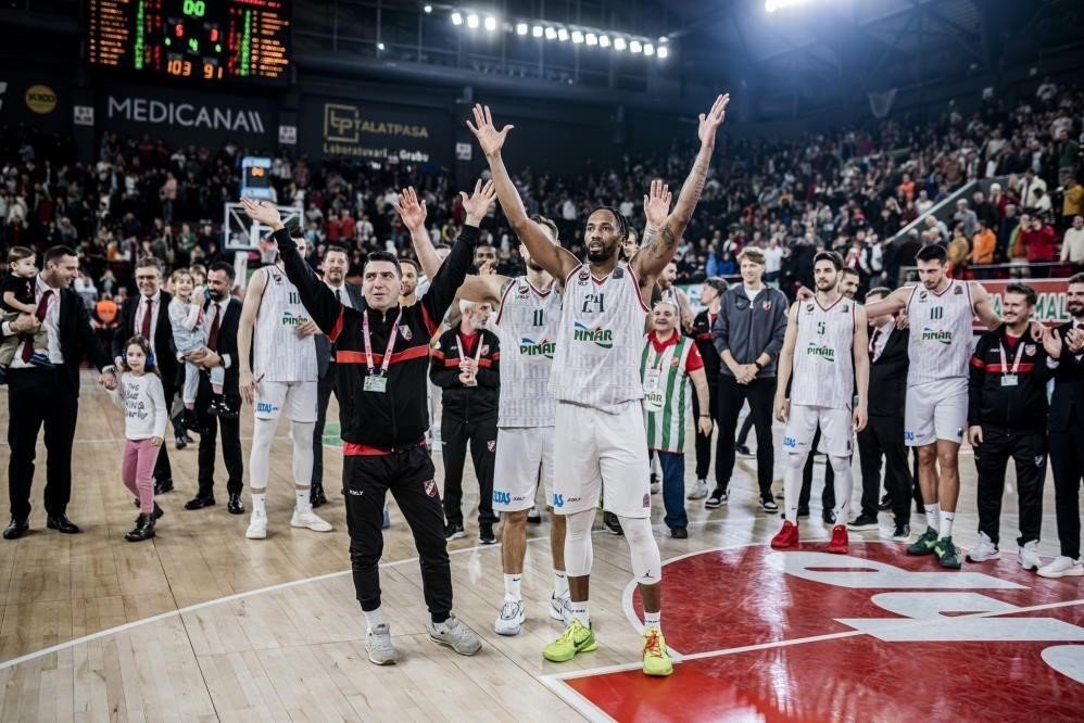 Pınar Karşıyaka evinde bir başka