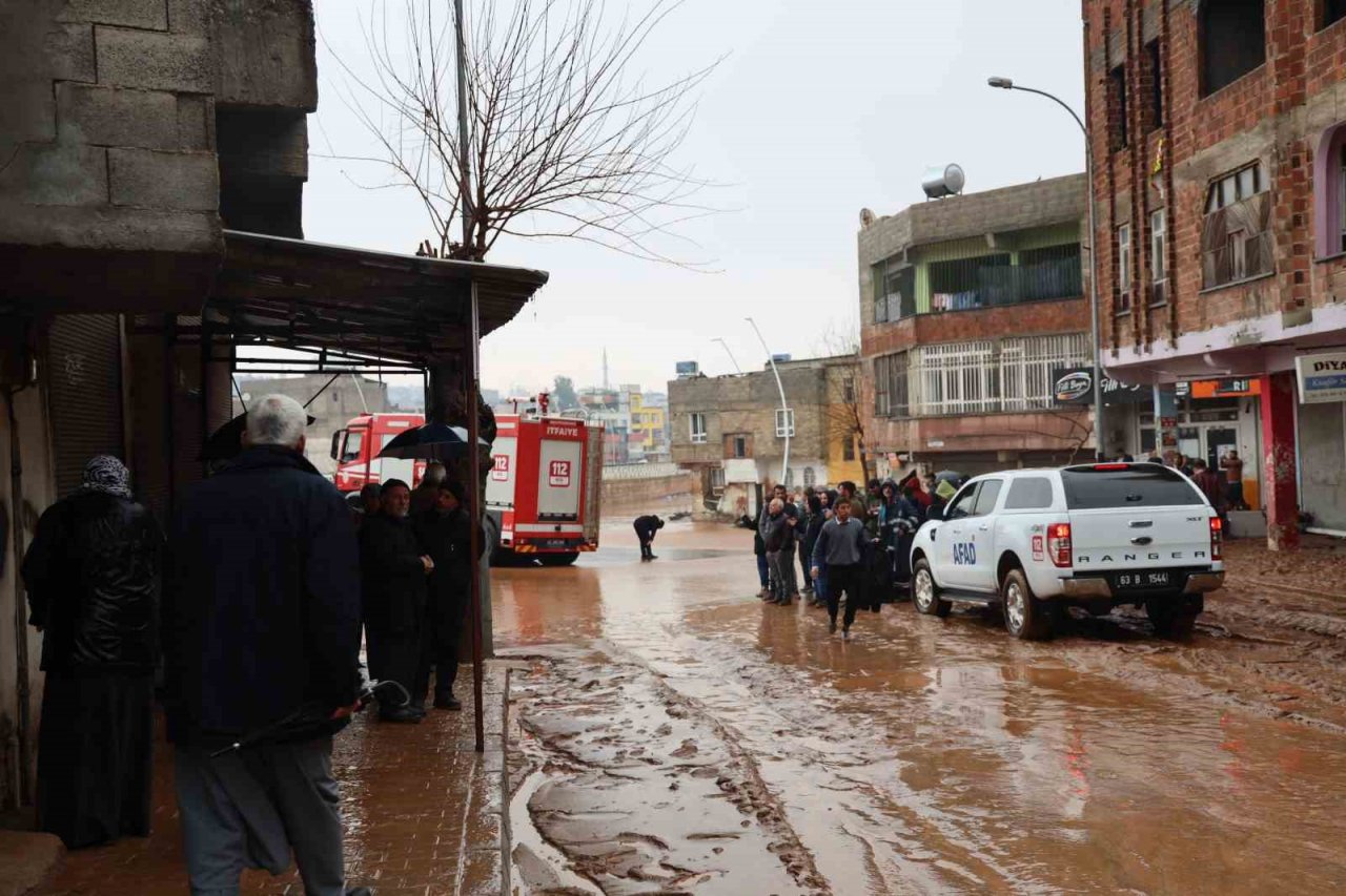 Şanlıurfa’da sele teslim olan köprülü kavşakta çalışmalar sürüyor