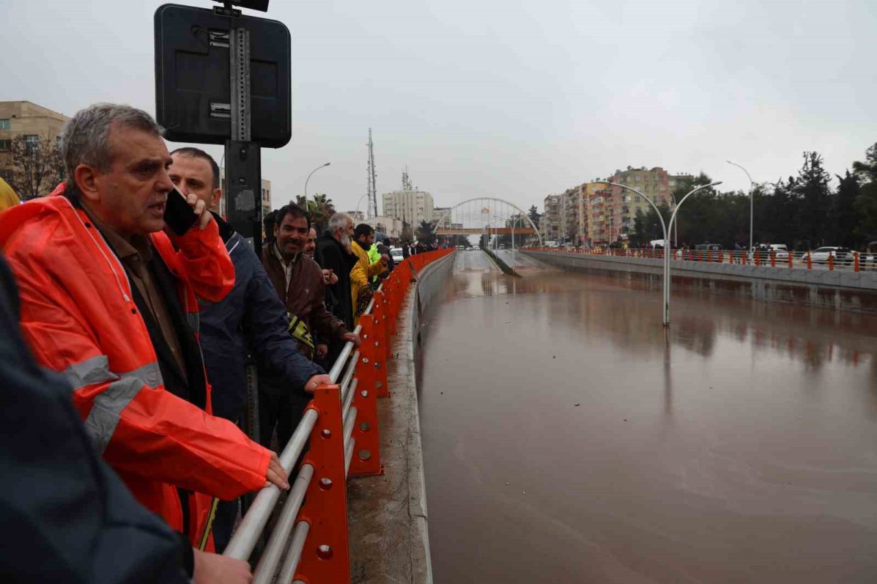 Şanlıurfa’da sele teslim olan köprülü kavşakta çalışmalar sürüyor