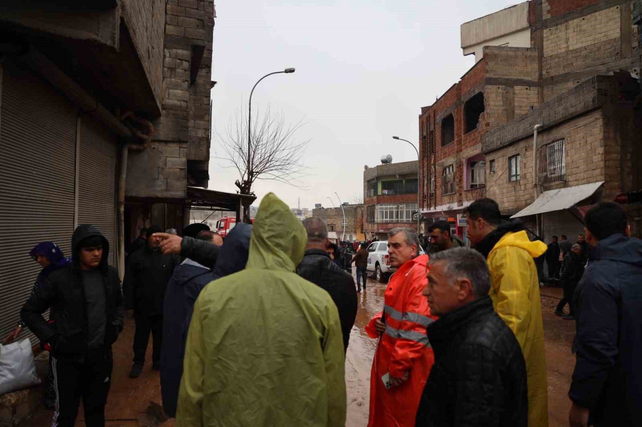 Şanlıurfa’da sele teslim olan köprülü kavşakta çalışmalar sürüyor