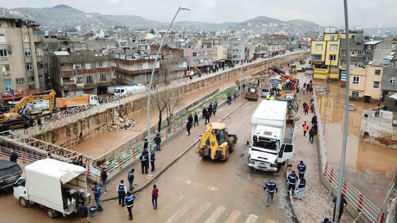 Şanlıurfa’da sele teslim olan köprülü kavşakta çalışmalar sürüyor