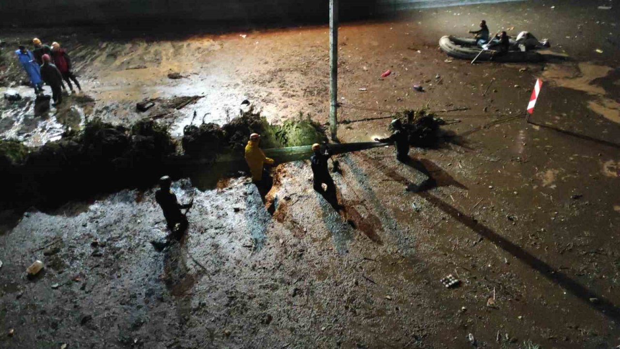 Şanlıurfa’da selin vurduğu köprülü kavşakta aramalar sürüyor