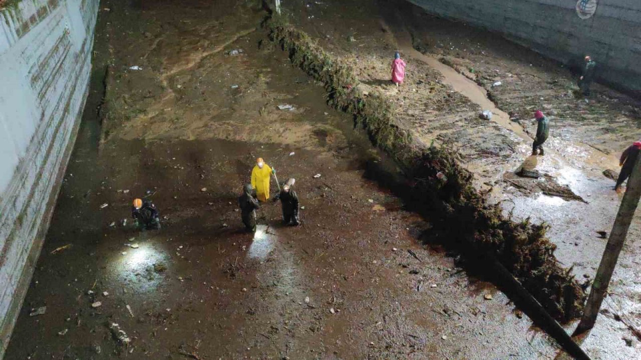 Şanlıurfa’da selin vurduğu köprülü kavşakta aramalar sürüyor