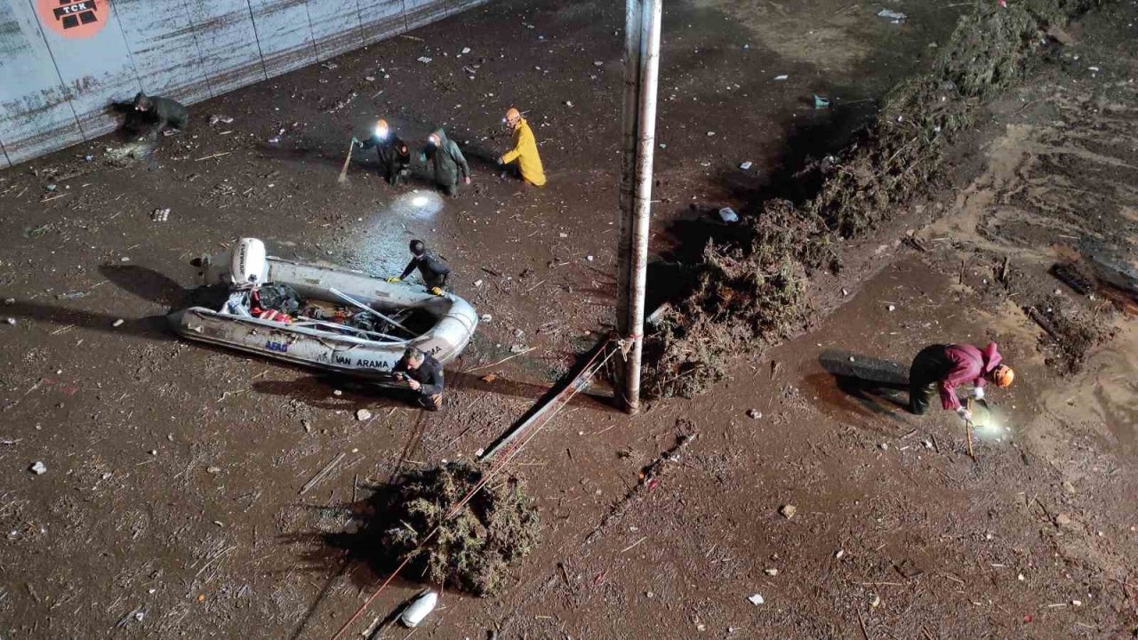 Şanlıurfa’da selin vurduğu köprülü kavşakta aramalar sürüyor