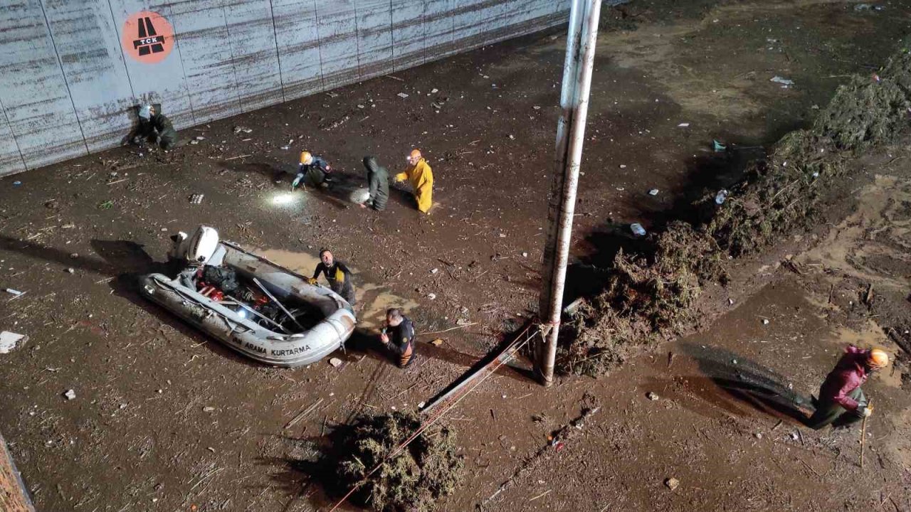 Şanlıurfa’da selin vurduğu köprülü kavşakta aramalar sürüyor