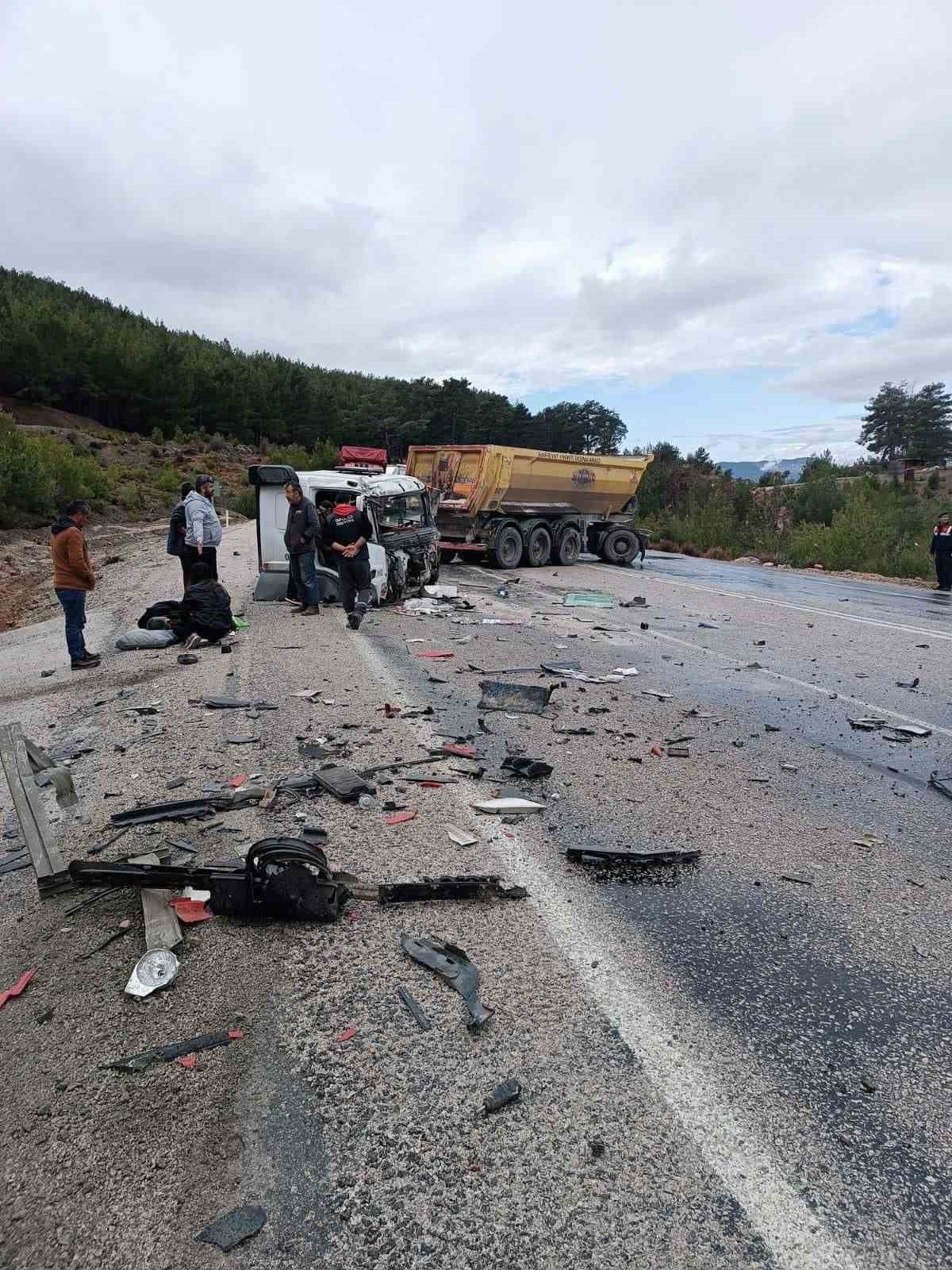 Seydikemer’de kamyonlar çarpıştı: 1 yaralı