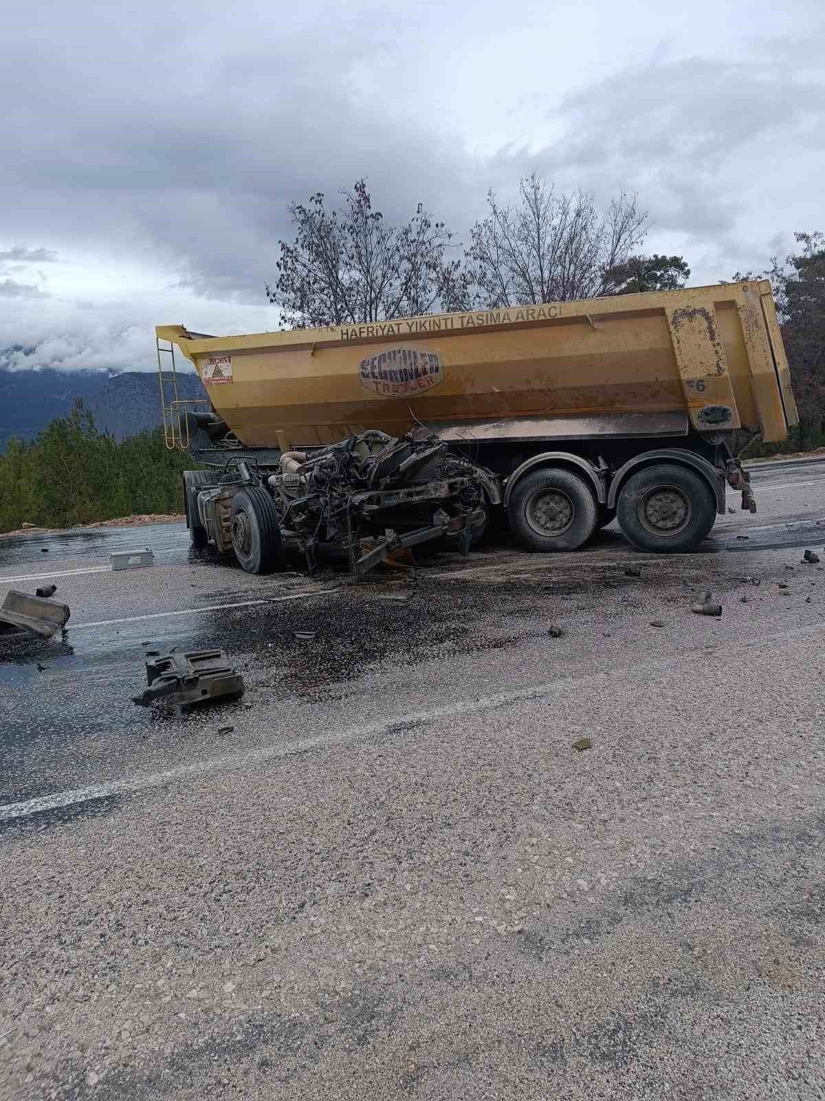 Seydikemer’de kamyonlar çarpıştı: 1 yaralı