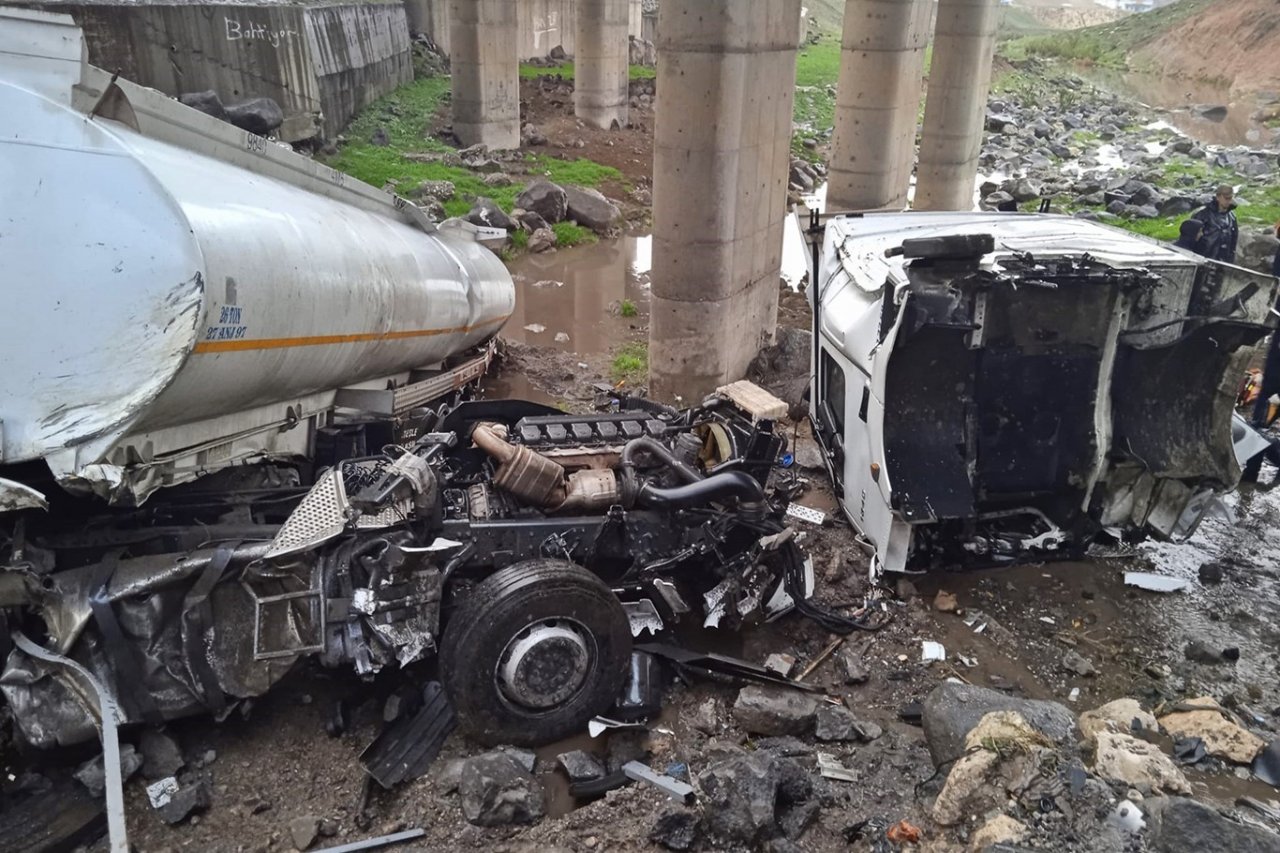 Cizre'de tanker köprüden düştü: 1 ölü, 1 yaralı
