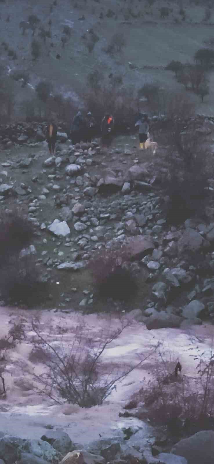 Tunceli’de yol ve menfez çöktü, mahsur kalan 13 kişi kurtarıldı