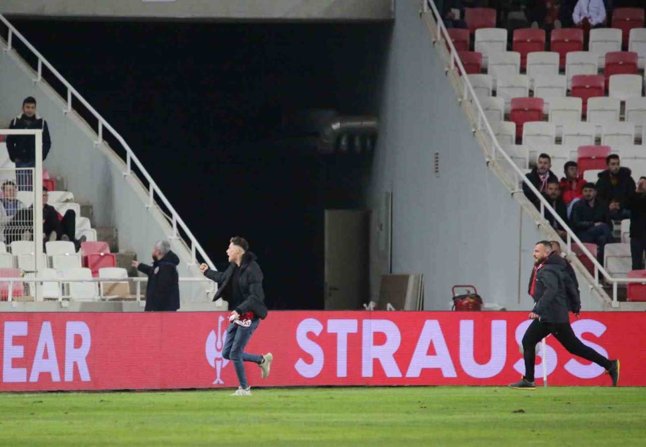 Sivasspor-Fiorentina maçında sahaya taraftar girdi