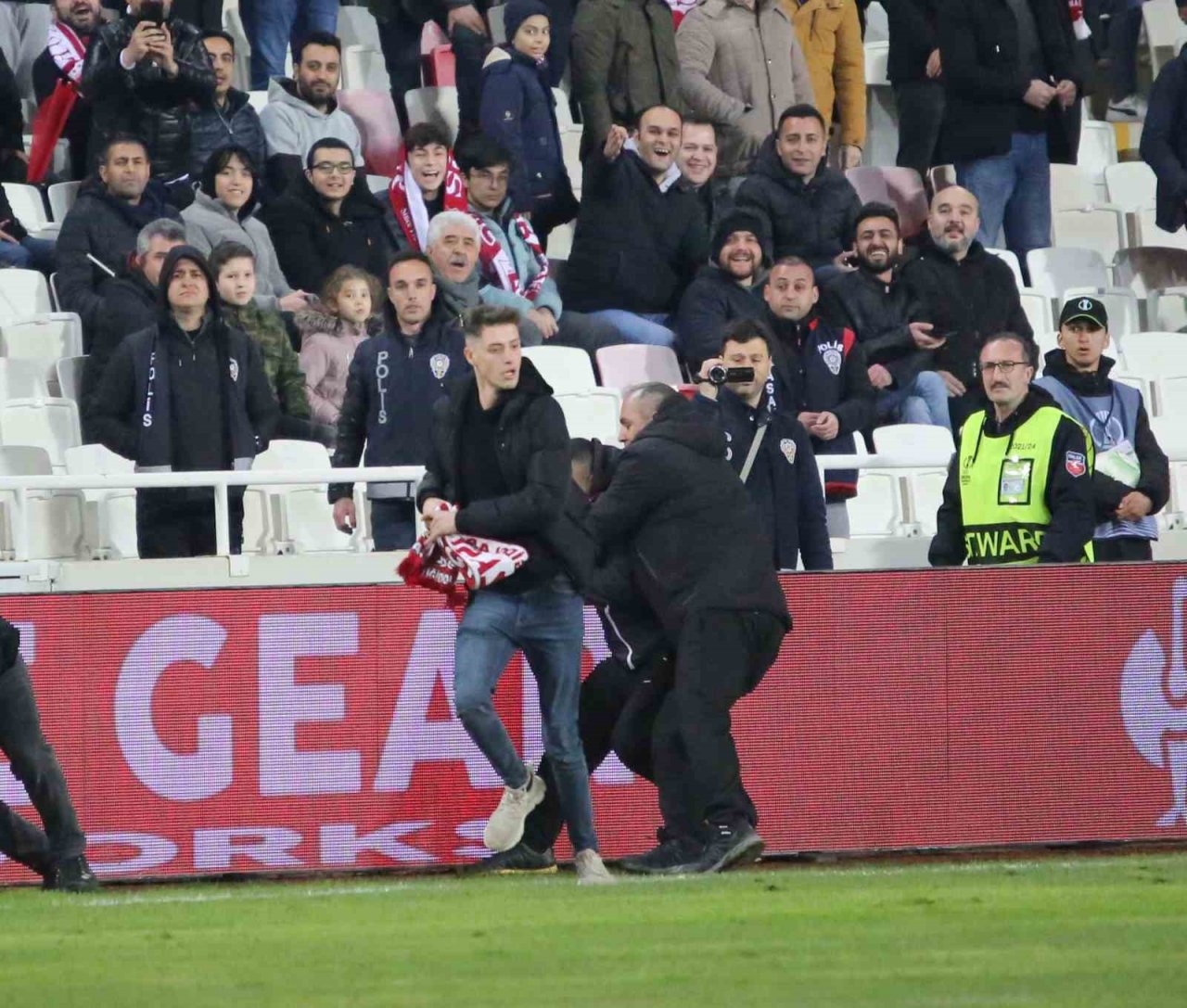 Sivasspor-Fiorentina maçında sahaya taraftar girdi