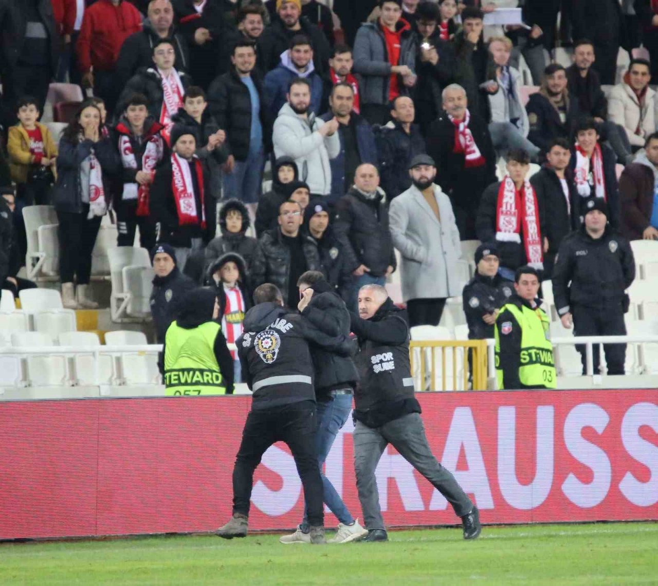 Sivasspor-Fiorentina maçında sahaya taraftar girdi