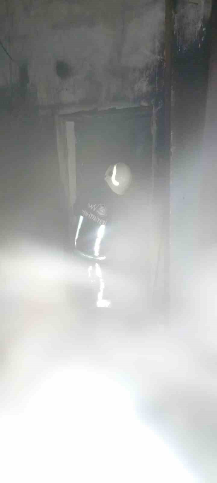 Gürpınar’da alevlere teslim olan ev kullanılamaz hale geldi