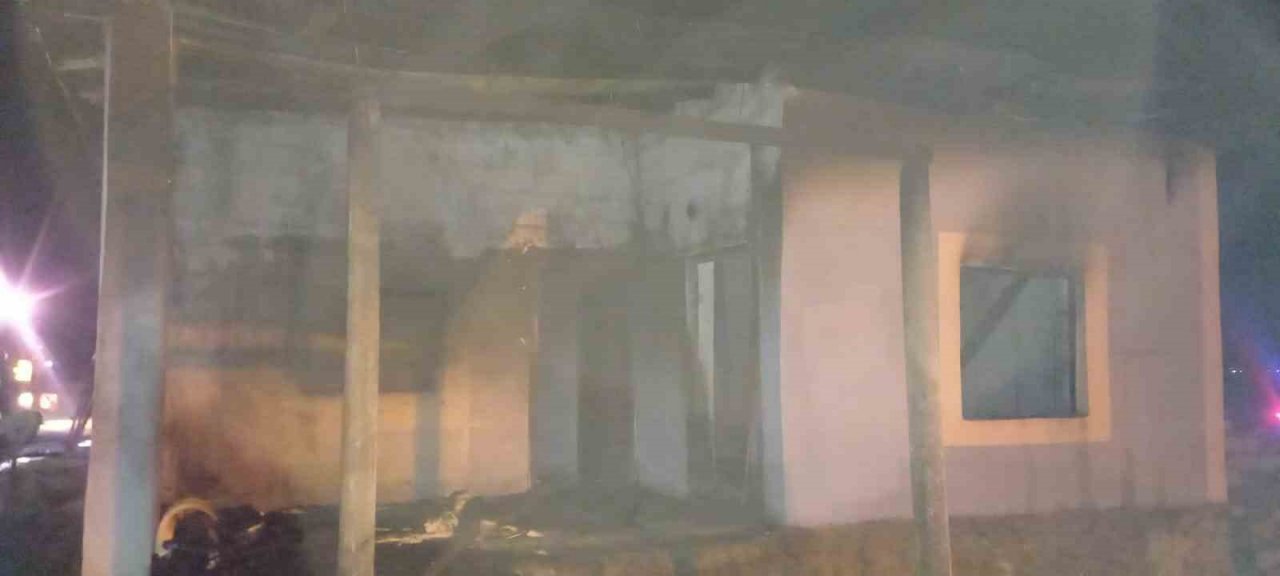 Gürpınar’da alevlere teslim olan ev kullanılamaz hale geldi