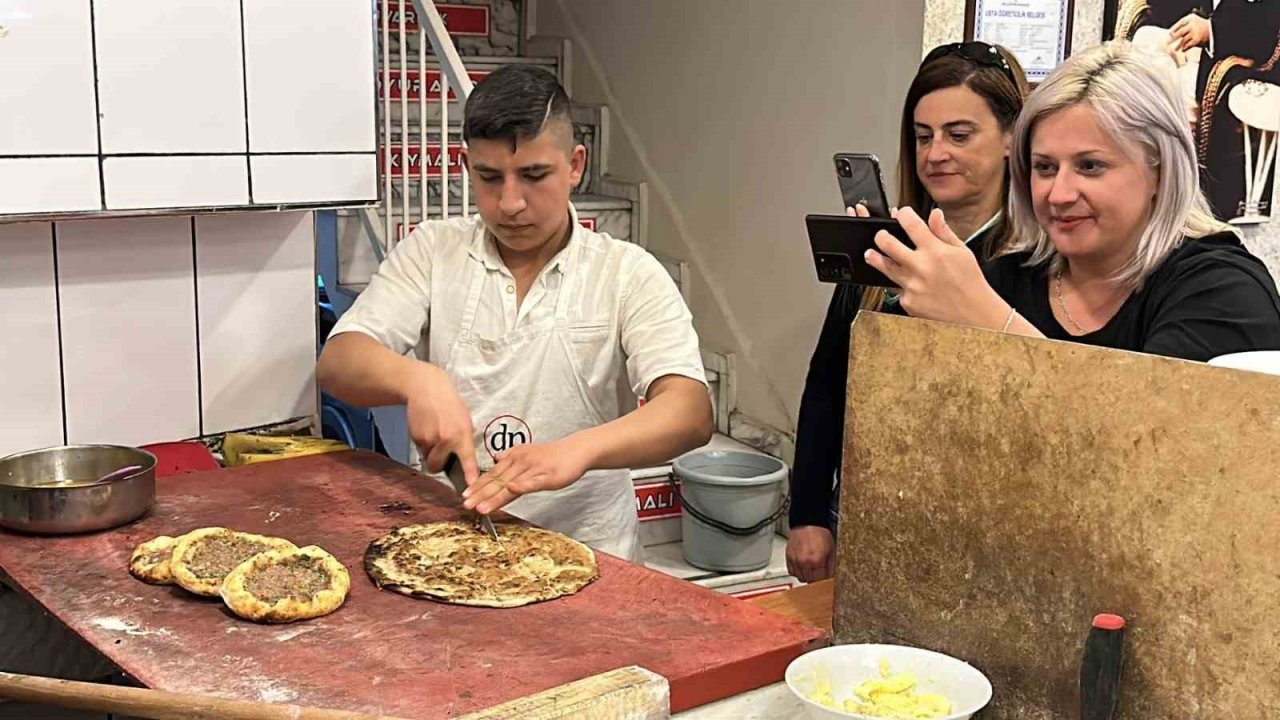 Yabancı turistlerden Yenipazar Pidesi’ne övgü