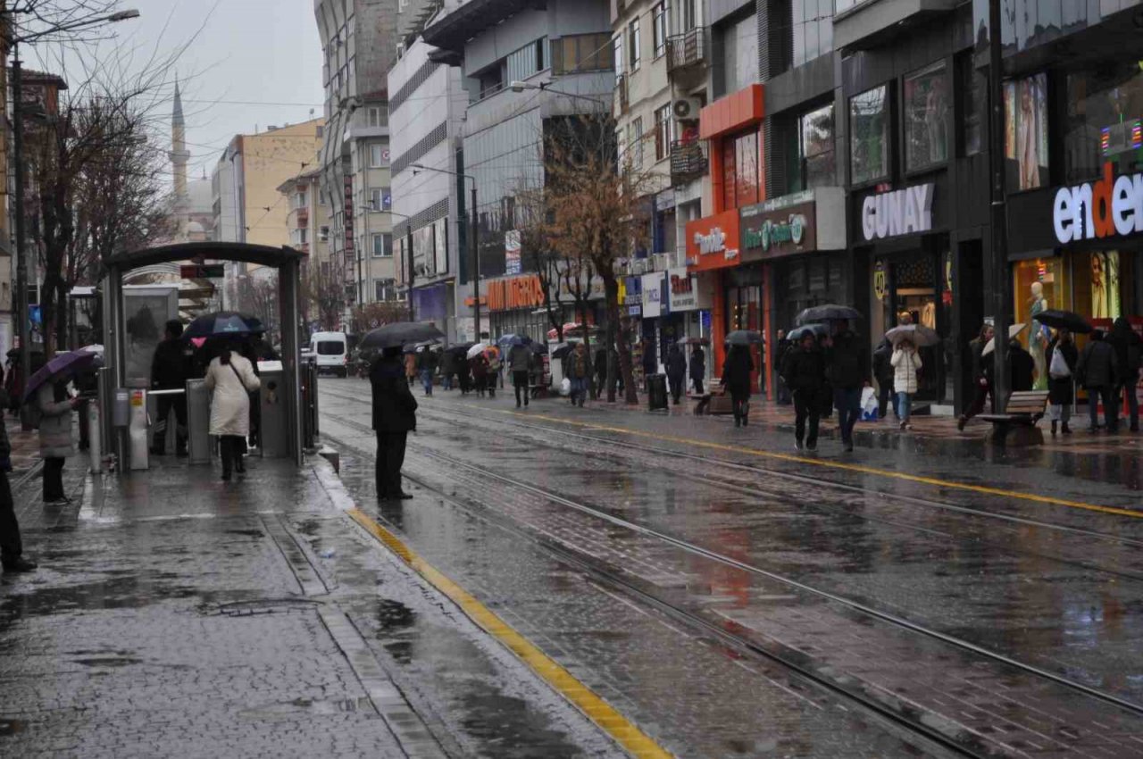 Yağmurdan kaçan vatandaşlar sığınacak yer aradı