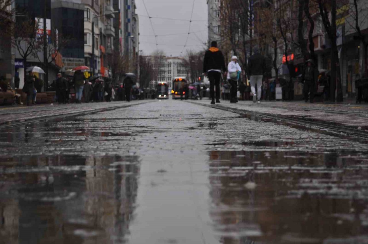 Yağmurdan kaçan vatandaşlar sığınacak yer aradı