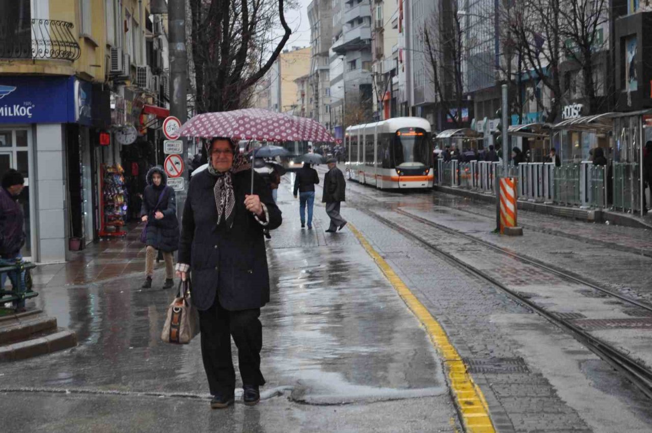 Yağmurdan kaçan vatandaşlar sığınacak yer aradı