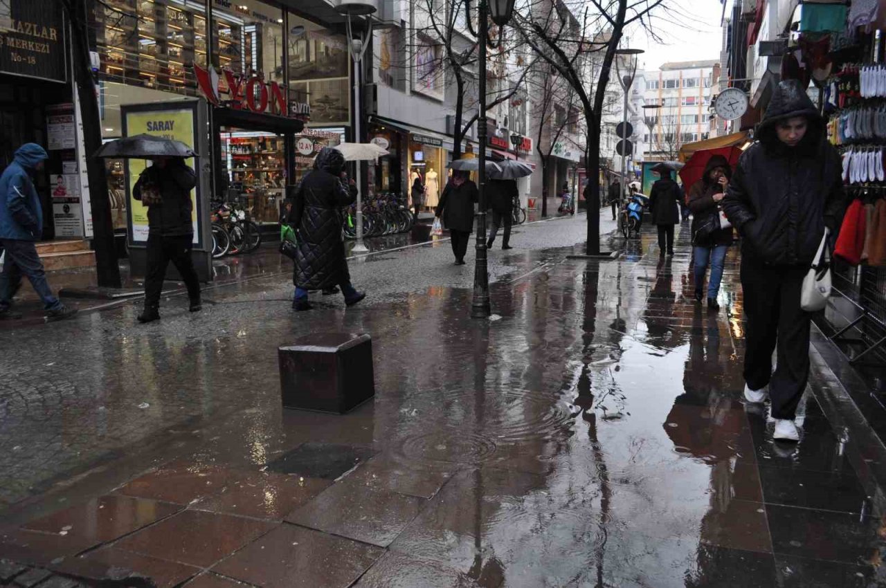 Yağmurdan kaçan vatandaşlar sığınacak yer aradı