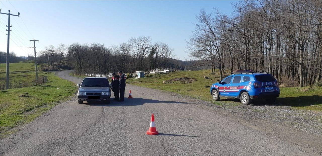 Jandarma aranan 3 şüpheliyi yakaladı