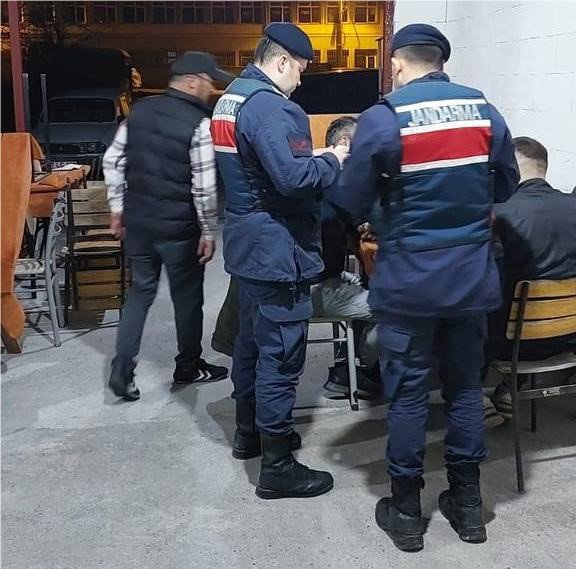 Jandarma aranan 3 şüpheliyi yakaladı