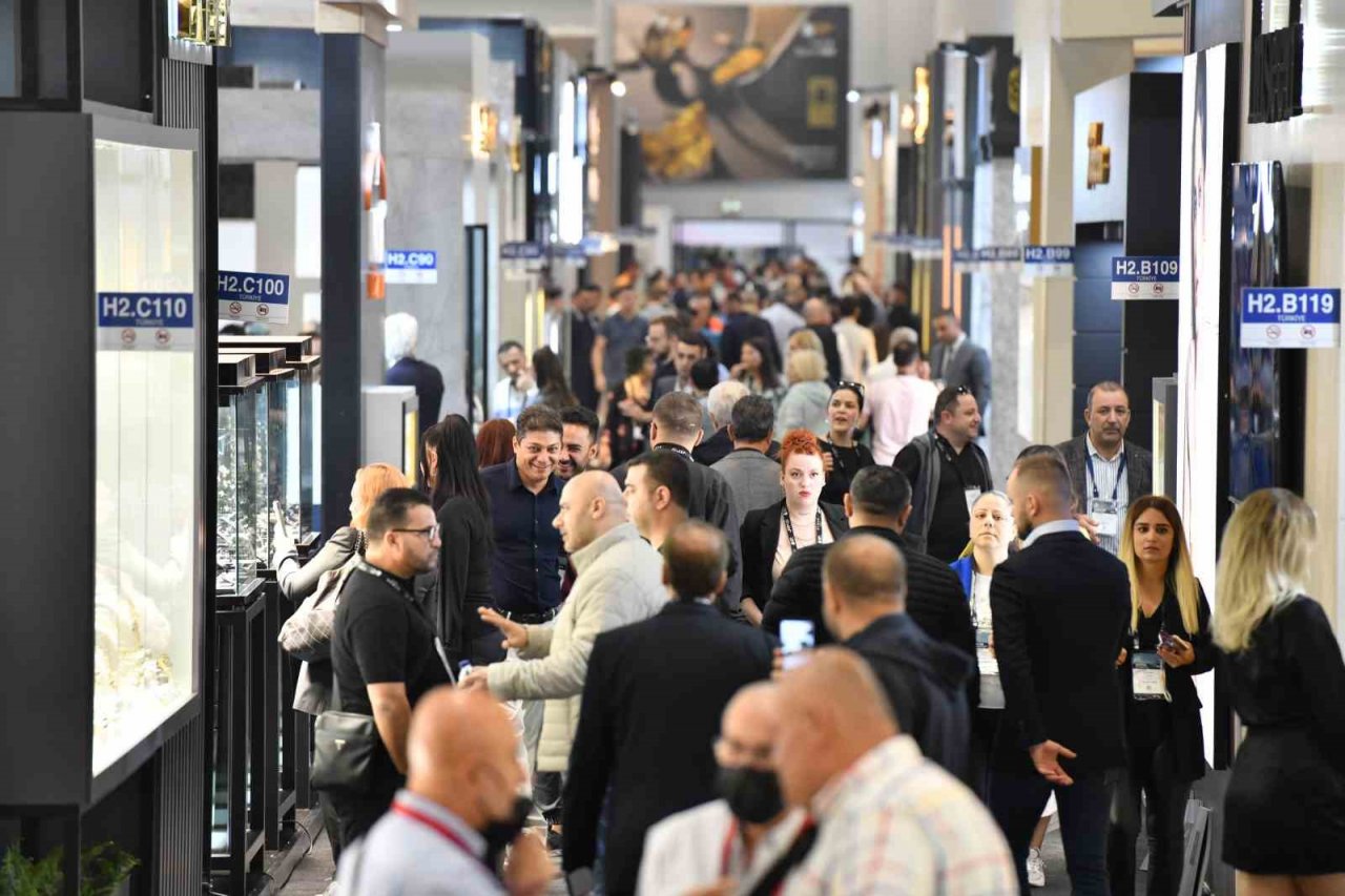 Binlerce pırlanta arasında en çok o parladı: Saf altından ’Şehitler Anıtı’