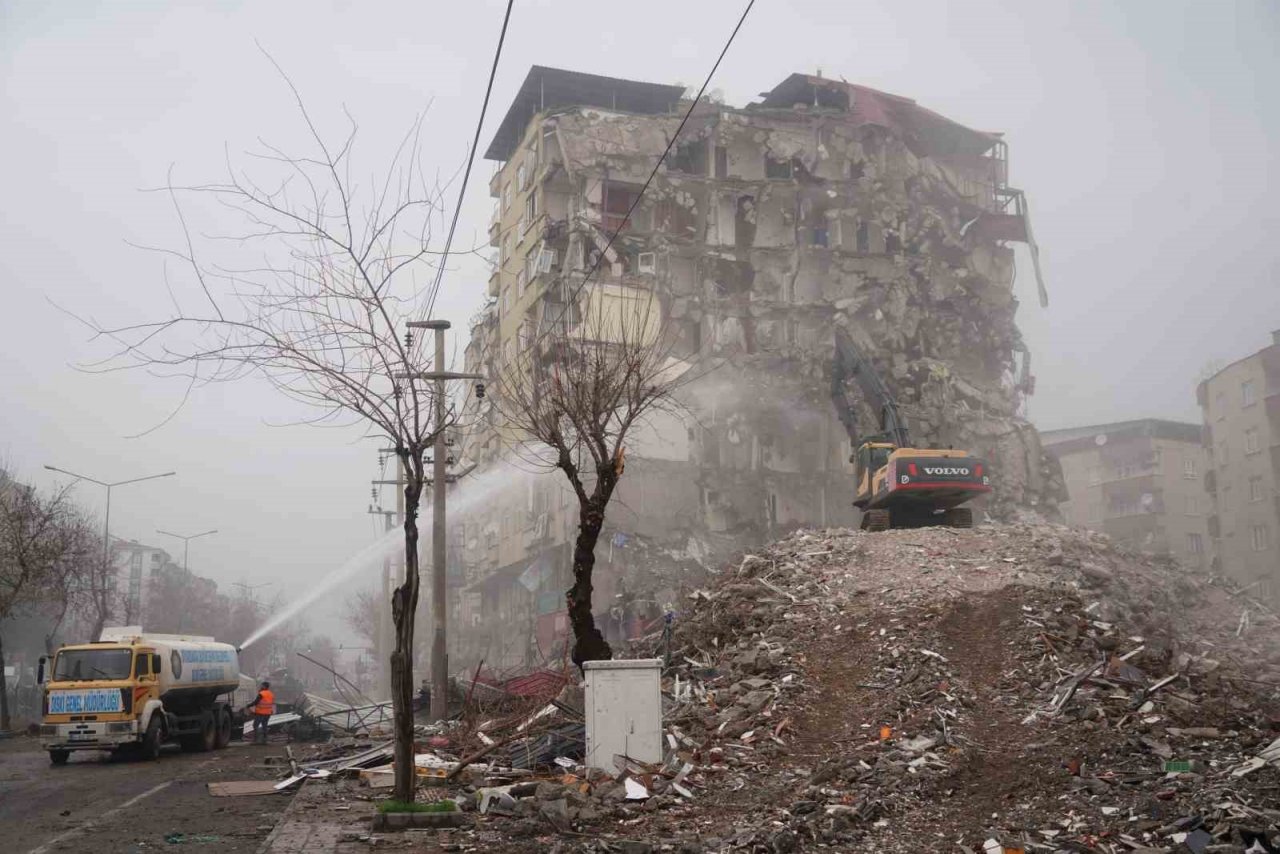 Diyarbakır’da acil yıkım kararı alınan yapılar bir bir yıkılıyor