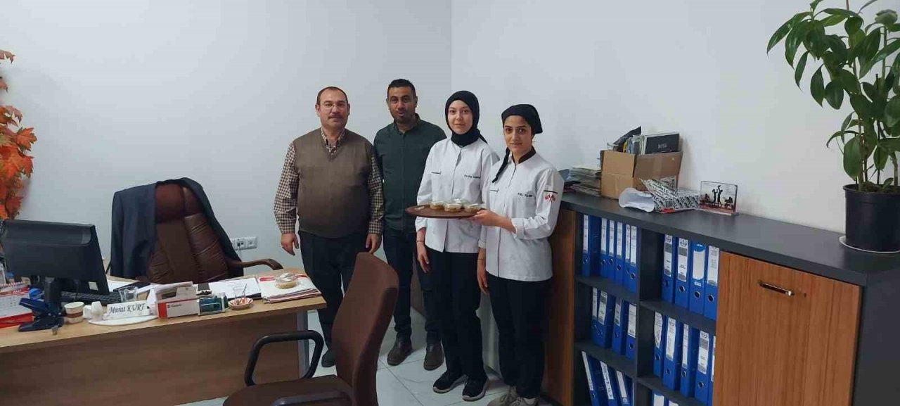 Öğrenciler depremde hayatını kaybedenler için hayır helvası dağıttı