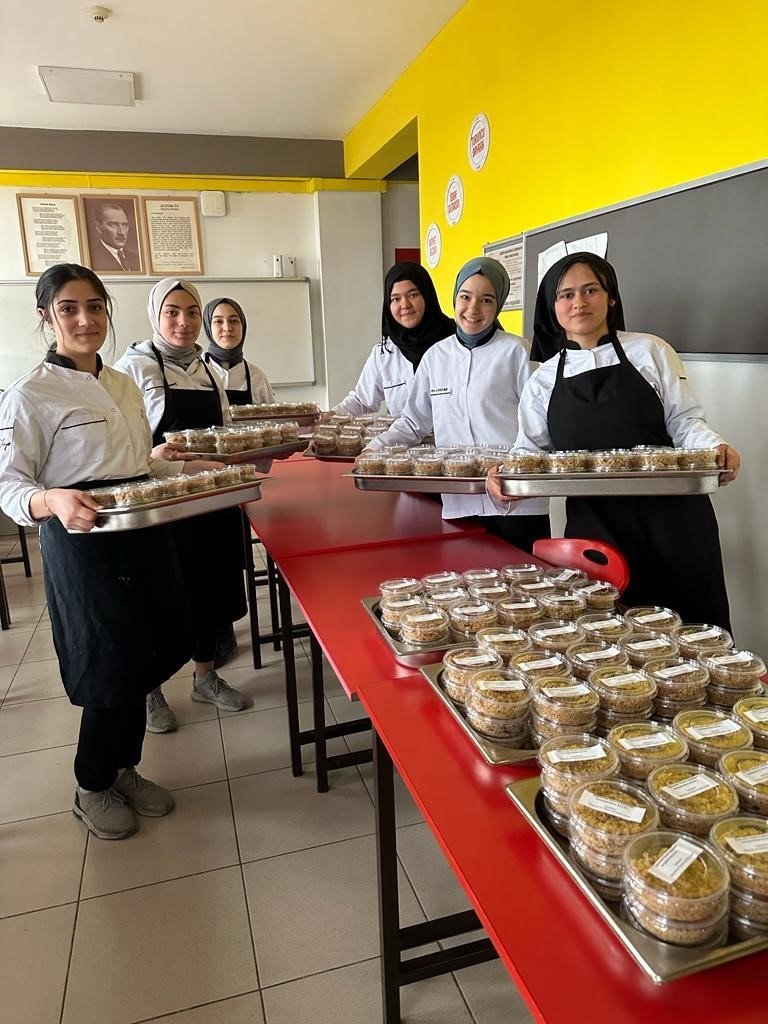 Öğrenciler depremde hayatını kaybedenler için hayır helvası dağıttı