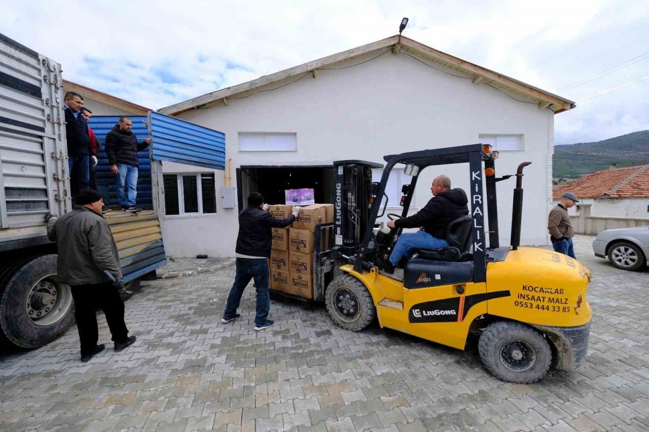 Akdağmadeni’nde deprem bölgesine yardımlar sürüyor