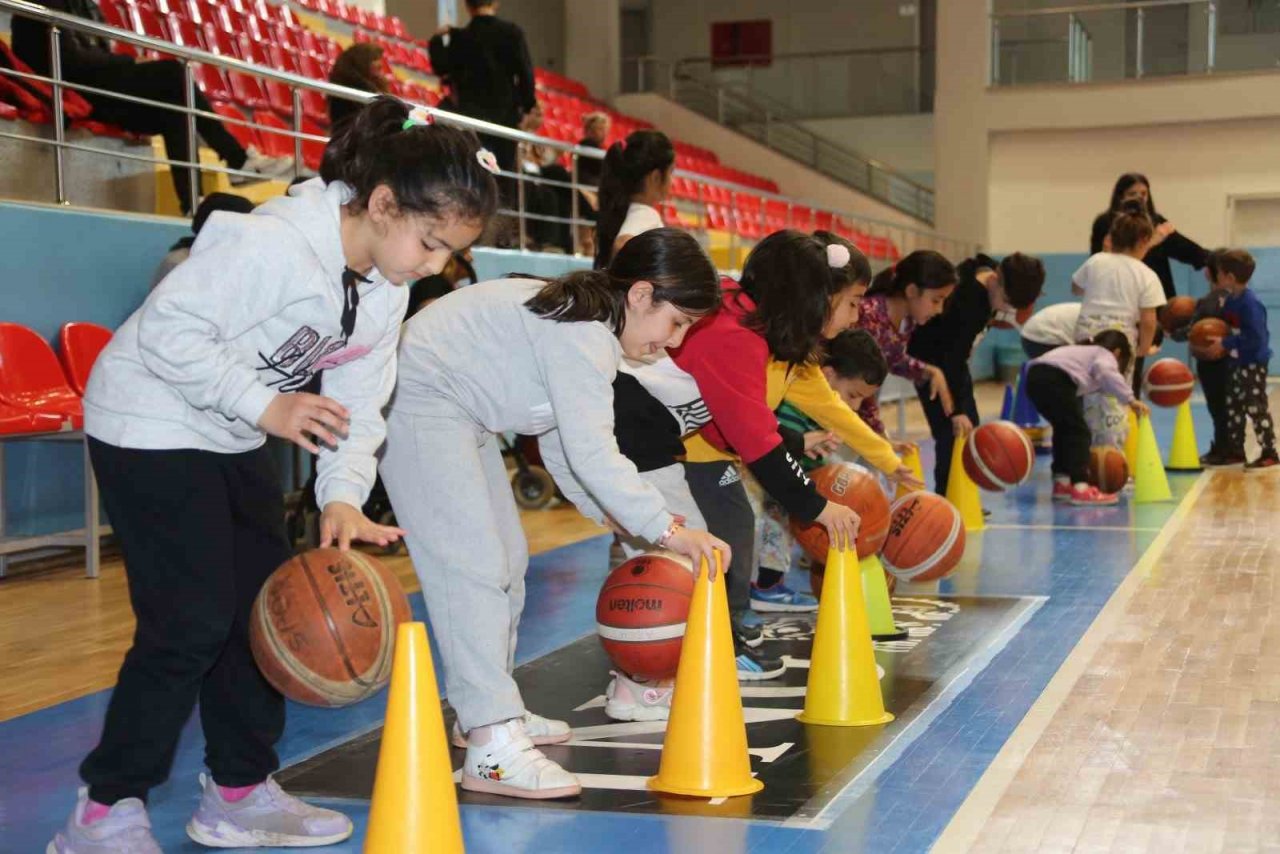 Depremin yaralarını sanat ve sporla sarıyorlar