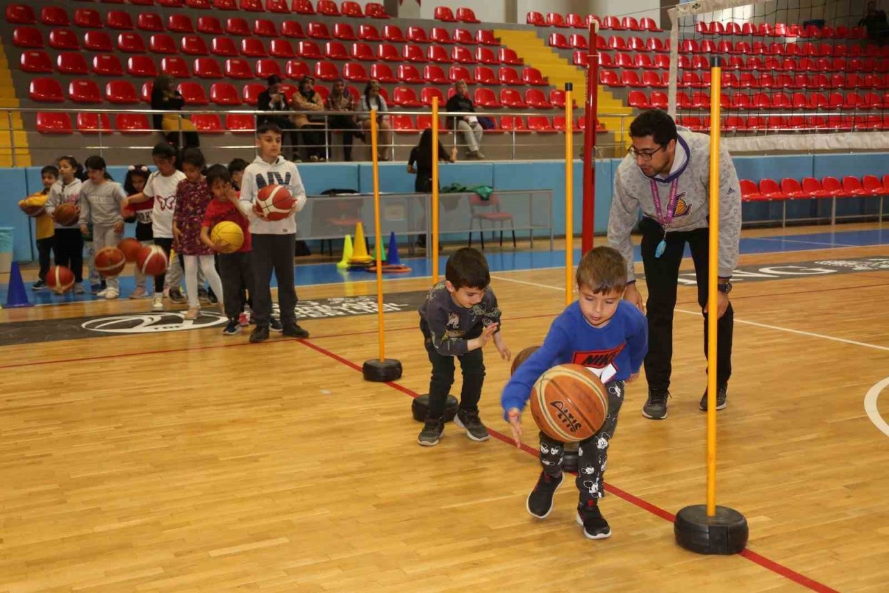 Depremin yaralarını sanat ve sporla sarıyorlar