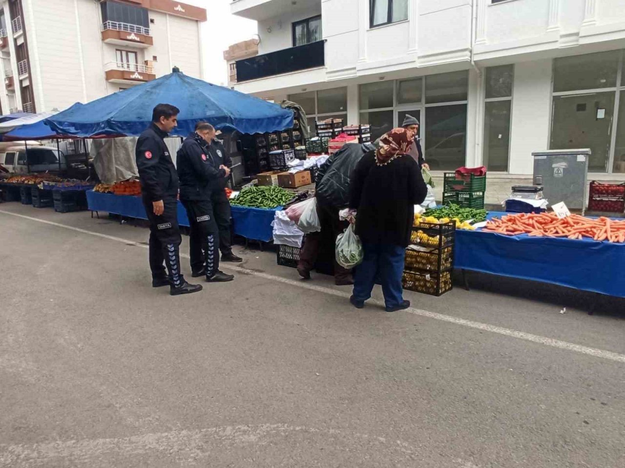 Zabıtadan Altınova Semt Pazarı’nda sıkı denetim