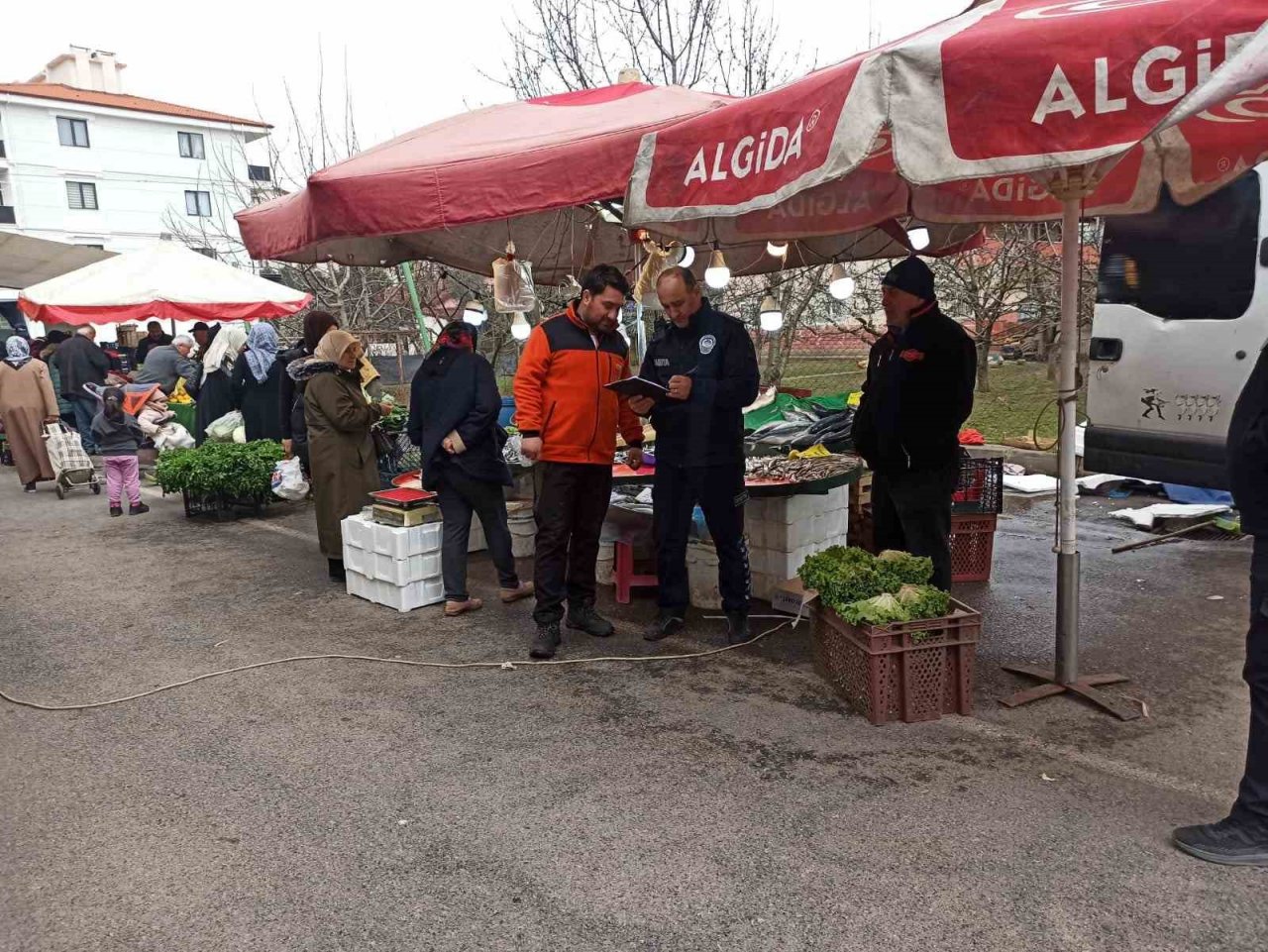 Zabıtadan Altınova Semt Pazarı’nda sıkı denetim