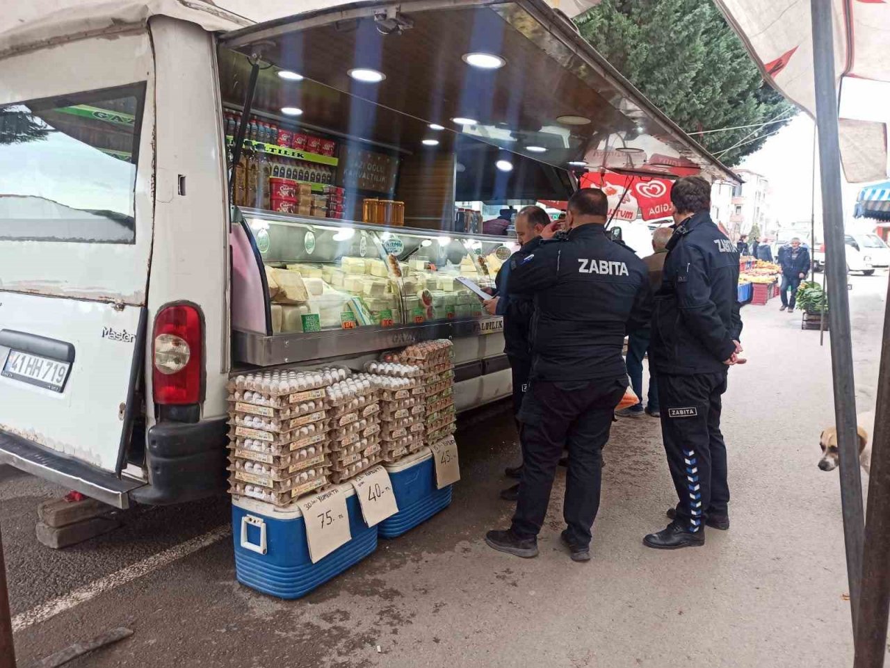 Zabıtadan Altınova Semt Pazarı’nda sıkı denetim