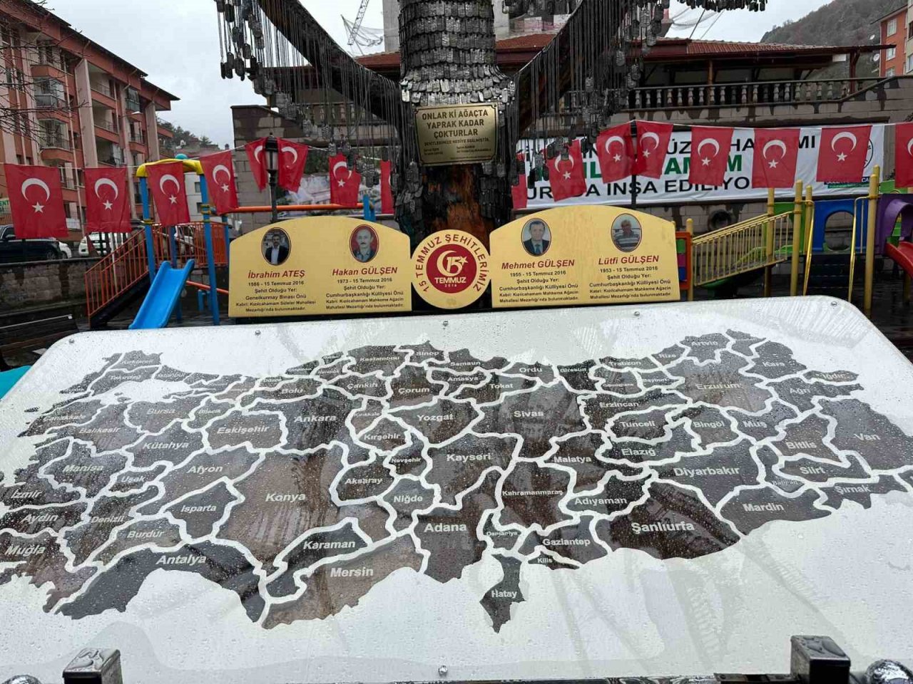 81 ilden toprağın getirildiği Anıt Ağacı’ndaki törenle şehitler anıldı