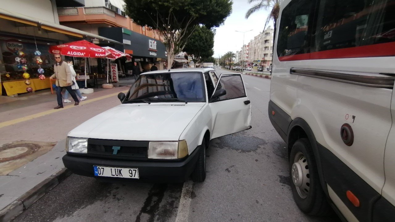 Park ettiği otomobilin kapısını açtı, hastanelik oldu