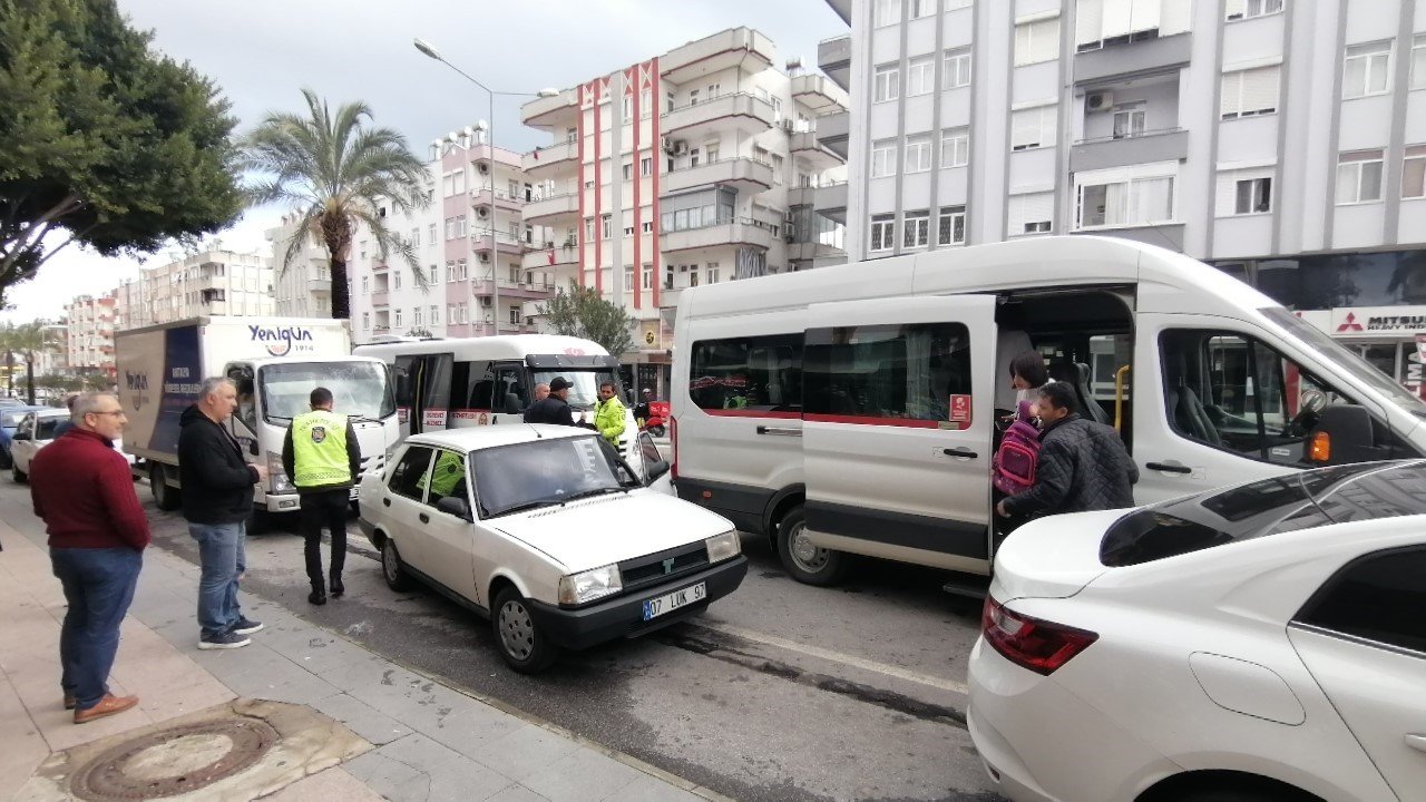 Park ettiği otomobilin kapısını açtı, hastanelik oldu