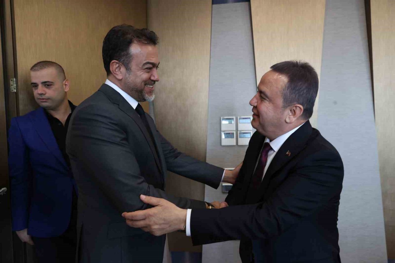 Antalyaspor’un yeni başkanı Sabri Gülel’den Başkan Böcek’e ziyaret