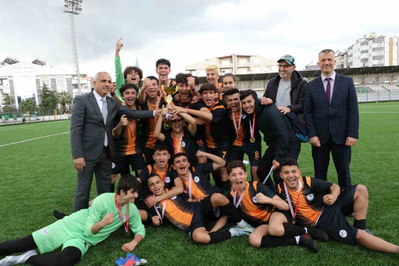 Futbol turnuvası sona erdi, öğrenciler kıyasıya mücadele etti