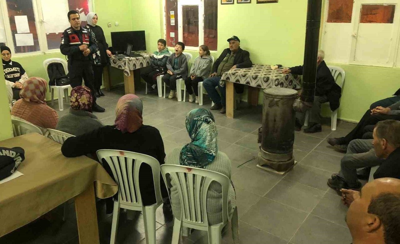 Karacasu’da vatandaşlar teknoloji alışkanlığı konusunda bilgilendirildi